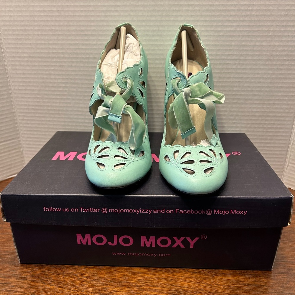 MOJO MOXY womens size 7 1/2 M Leather stunning mint heels